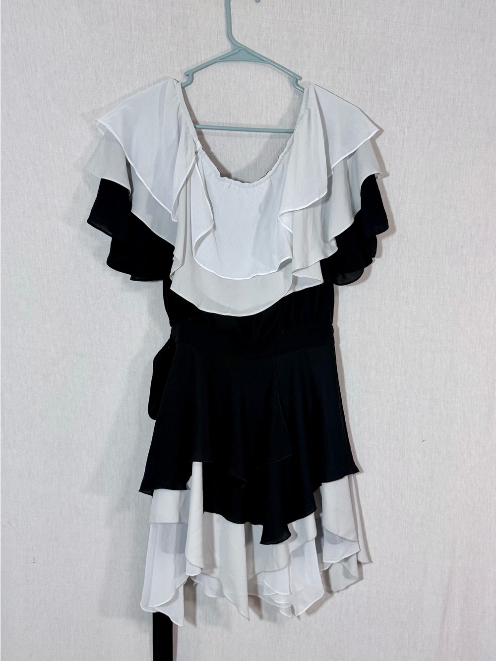 ✨RARE✨ banana republic size s/xs Black & White Ruffle off-shoulder Wrap Dress - Picture 3 of 4